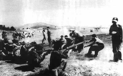 霍梅尼的追随者在伊朗建立新的临时庆祝